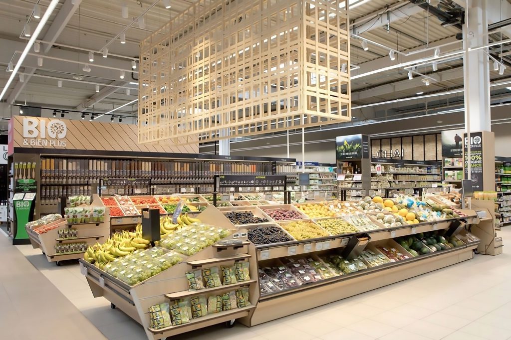 Projet retail Carrefour Next, structure suspendue, îlot de présentation et signalétique