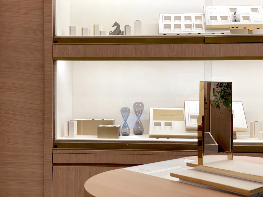 Projet retail point de vente bijouterie Lassaussois zoom sur les détails des vitrines et tables hautes