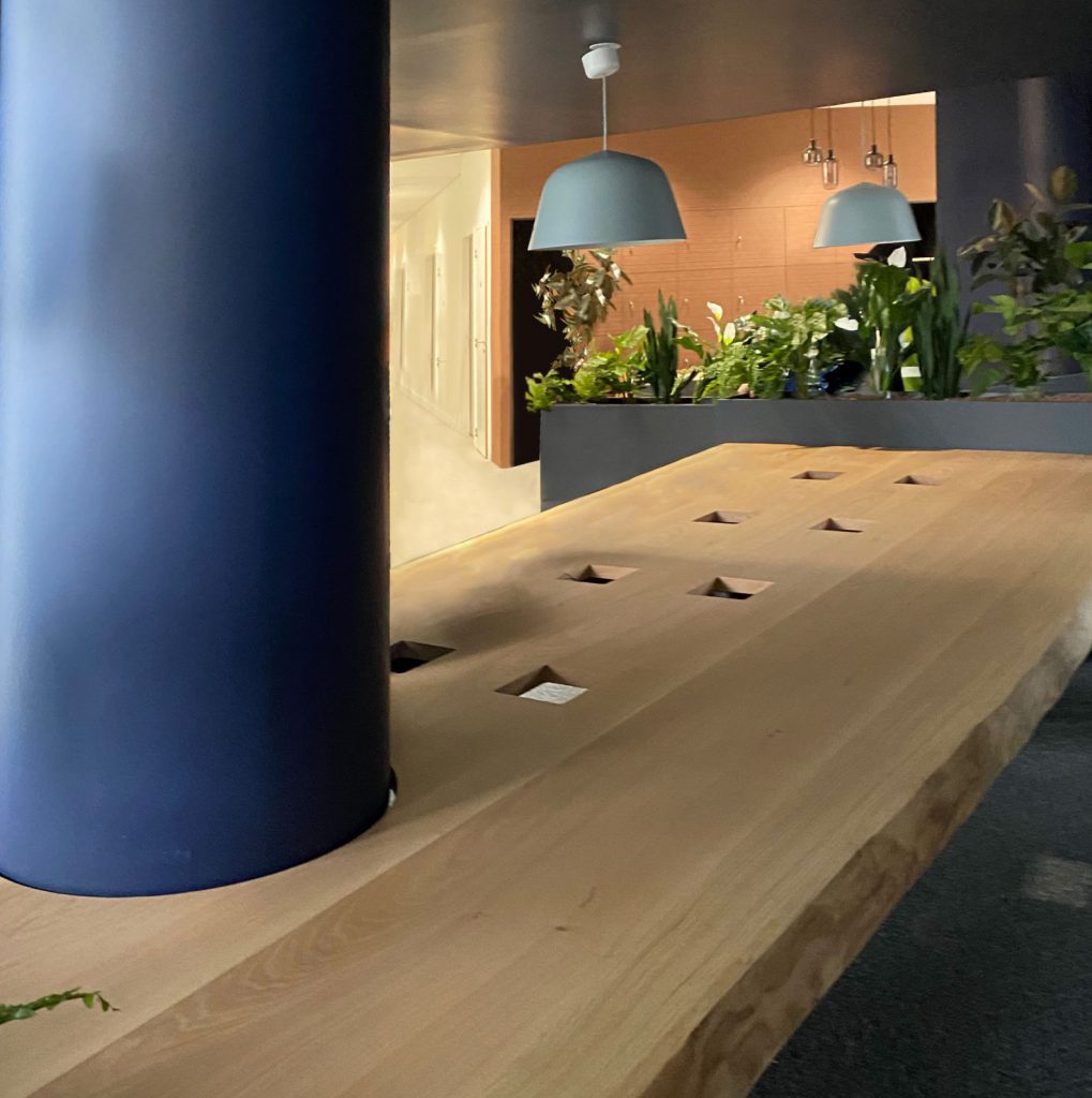 Projet tertiaire Sanofi table de réunion en bois massif par décofab groupe