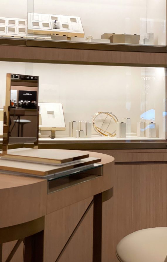 Projet retail point de vente bijouterie Lassaussois zoom sur les détails des vitrines et tables hautes