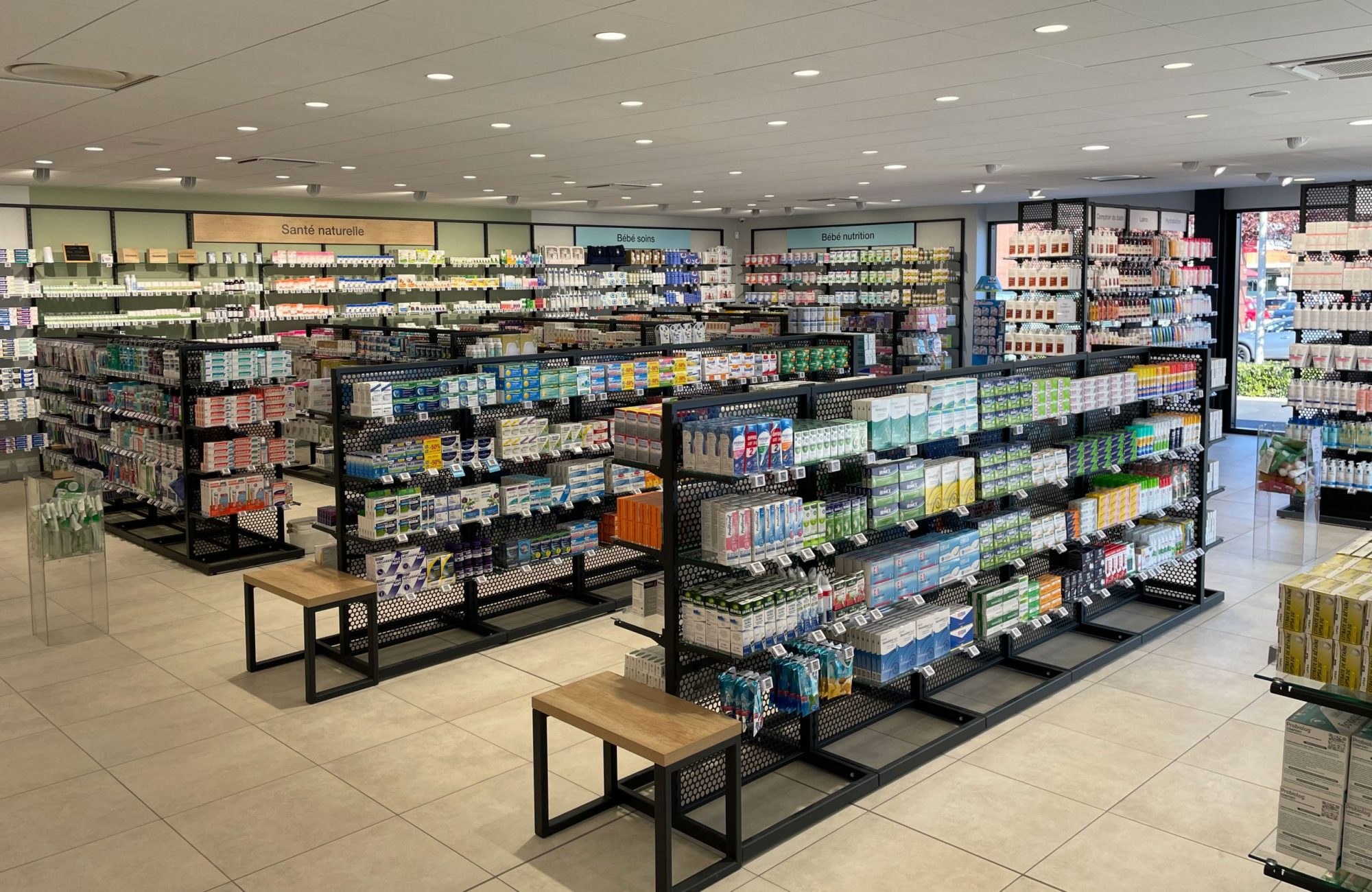 Projet retail Pharmacie Decize par décofab groupe